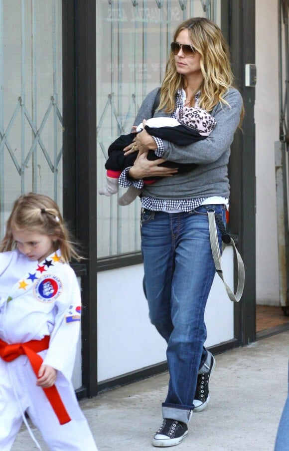 Heidi Klum à Los Angeles le 4 février 2010 avec sa petite Lou
