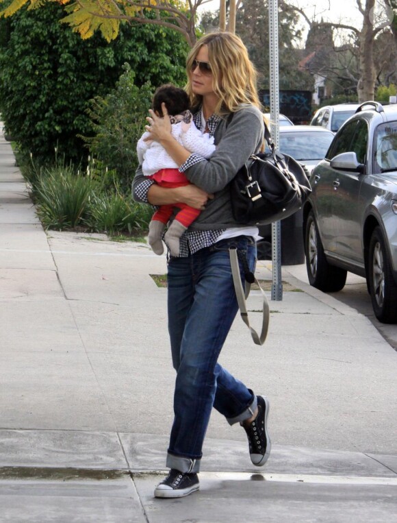 Heidi Klum à Los Angeles le 4 février 2010 avec sa petite Lou