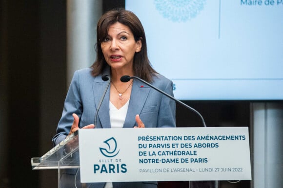 Anne Hidalgo lors de la présentation du projet de réaménagement des berge de Notre Dame de Paris, France, le 27 juin 2022. © Baptiste Autissier/Panoramic/Bestimage