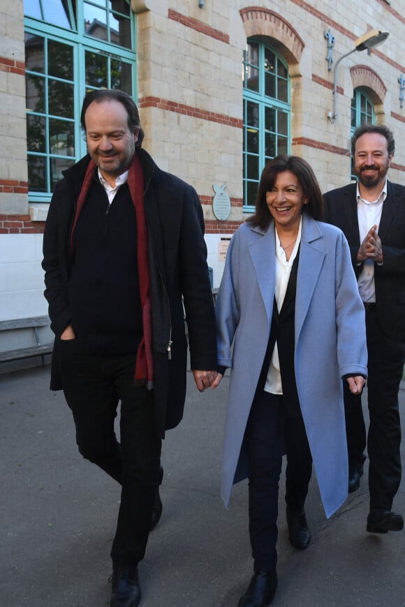 Jean-Marc Germain, le mari de Anne Hidalgo - Anne Hidalgo, maire de Paris et candidate PS pour l'élection présidentielle 2022 vote à Paris pour le premier tour le 10 avril 2022. © Giancarlo Gorassini / Bestimage 