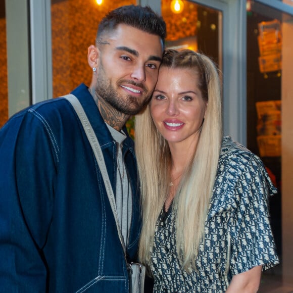 Exclusif - Thibault Garcia et sa femme Jessica Thivenin lors de la soirée " Come Chill with Booba " au bar Le Tube à Dubaï le 21 octobre 2021. © Nicolas Briquet / Bestimage