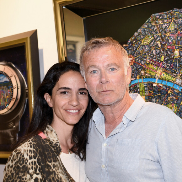 Franck Dubosc et sa femme Danièle lors du vernissage de l'exposition "Vue du ciel" de l'artiste 3D Johann Perathoner au Royal Monceau-Raffles Paris le 20 avril 2022. © Rachid Bellak / Bestimage 