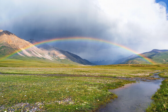 Arc-en-ciel au dessus de la vallée de Naryn, dans la province de Naryn au Kirghizistan, Asie Centrale