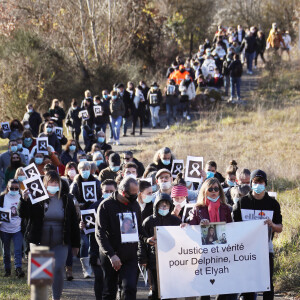 La famille et les proches se sont réunis pour une marche blanche en hommage à Delphine Jubillar, l'infirmière de 33 ans, disparue il y a un an, à Cagnac-les-Mines. Le 19 décembre 2021 © Patrick Bernard / Bestimage