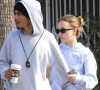 Lily Rose Depp et son compagnon Yassine Stein sont allés prendre un café à emporter dans les rues de Los Angeles. Le 1er avril 2022 