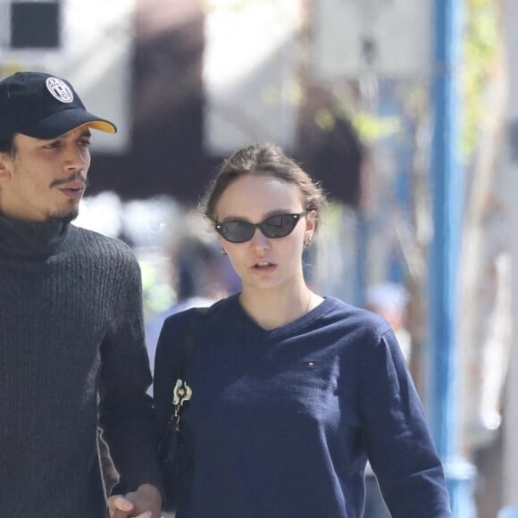 Exclusif - Lily-Rose Depp et son nouveau compagnon Yassine Stein vont prendre leur petit-déjeuner à West Hollywood le 7 mars 2022. 