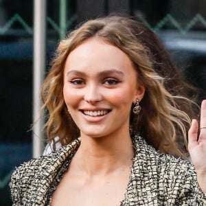 Lily-Rose Depp à la sortie du défilé de mode Chanel lors de la Fashion Week printemps/été 2022 à Paris, France, le 5 octobre 2021. © Veeren Ramsamy-Christophe Clovis/Bestimage