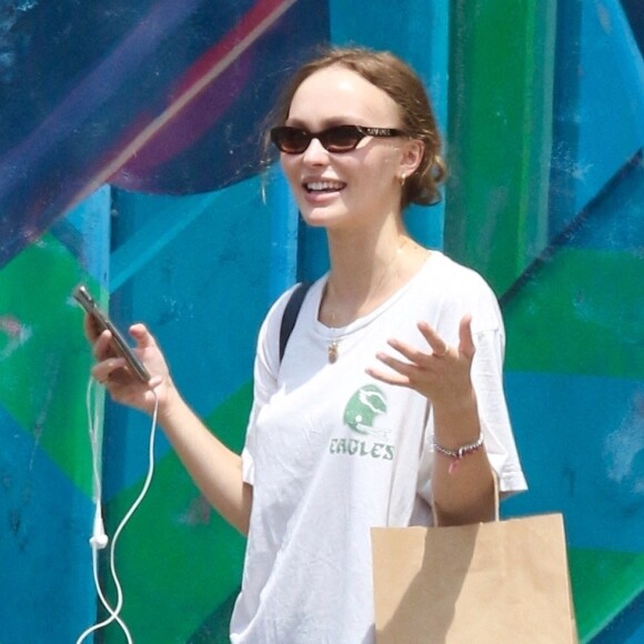 Exclusif - Lily-Rose Depp fait du shopping avec une amie à New York le 19 juin 2021. 