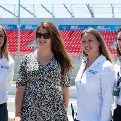 Marlène Schiappa, secrétaire d'Etat, chargée de l'Économie sociale et solidaire et de la Vie associative et guest - Deuxième édition du challenge caritatif "Talon Pointe Saison 2 / Can-Am" sur le circuit Paul Ricard au Castellet, France, le 9 juillet 2022. © Patrick Carpentier/Bestimage 