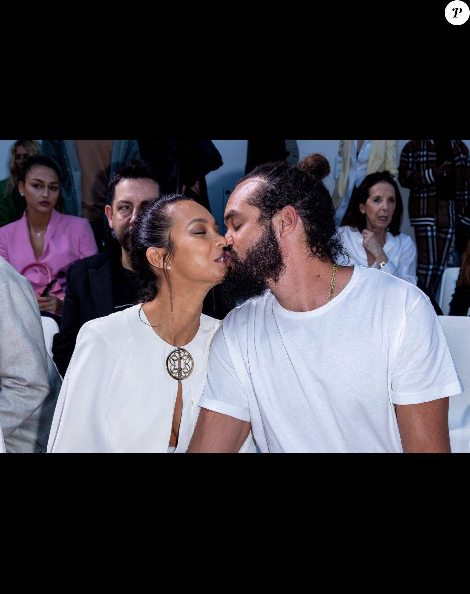 Lais Ribeiro et son fiancé Joakim Noah - People au défilé de mode automne-hiver 2022/2023 "Elie Saab" lors de la fashion week de Paris. Le 5 mars 2022 © Olivier Borde / Bestimage