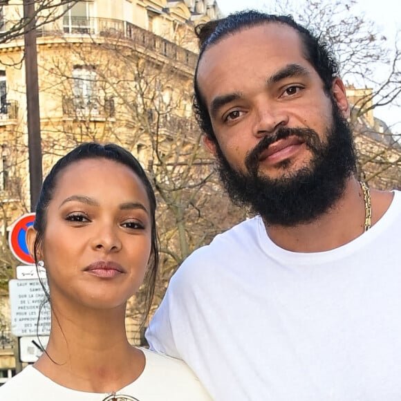 Joakim Noah et sa compagne Lais Ribeiro - Défilé Elie Saab Automne/Hiver 2022/2023 lors de la Fashion Week de Paris au Palais de Tokyo à Paris. © Federico Pestellini/Panoramic/Bestimage