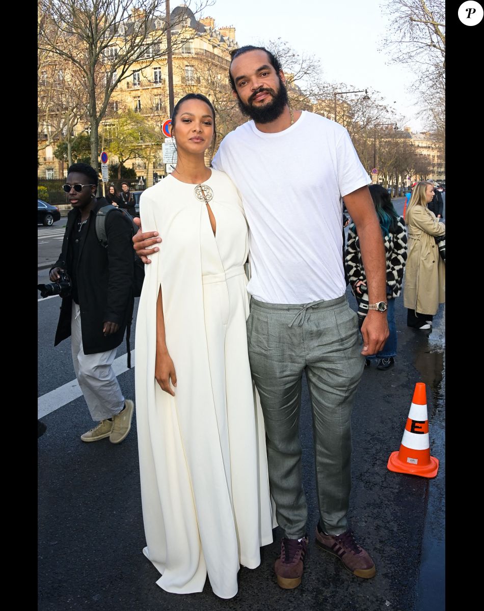 Joakim Noah et sa compagne Lais Ribeiro - Défilé Elie Saab Automne/Hiver 2022/2023 lors de la Fashion Week de Paris au Palais de Tokyo à Paris. © Federico Pestellini/Panoramic/Bestimage