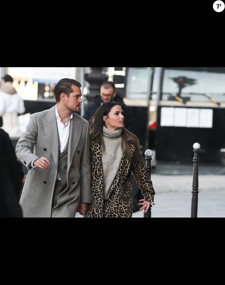 Capucine Anav et son compagnon Victor sont allés choisir leurs alliances pour leur futur mariage, à la bijouterie Galeries Lafayette - Royal Quartz Paris rue Royal à Paris, France, le 7 février 2022.