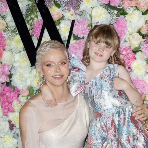 La princesse Charlène de Monaco et sa fille La princesse Gabriella de Monaco, comtesse de Carladès remettent le prix "Emerging Designer Award" à Ramzen lors de la Monte-Carlo fashion week à l'Opéra Garnier de Monaco le 24 mai 2022. © Olivier Huitel/Bestimage 