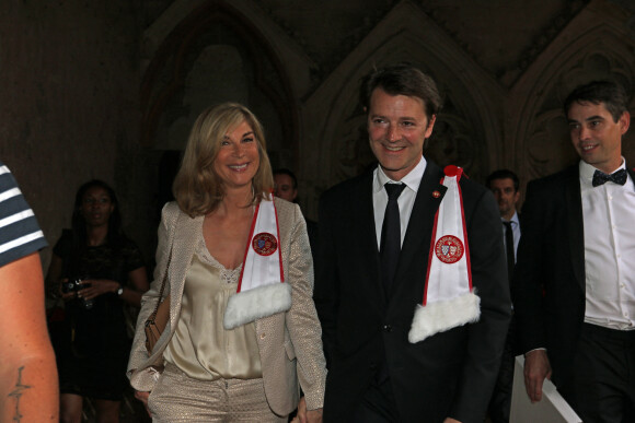 François Baroin intronisé, accompagné de sa compagne Michèle Laroque, dans la confrérie de la Jurade de Saint-Emilion lors de la Fête de la Fleur à Saint-Emilion, le 13 juin 2015 en marge de l'exposition Vinexpo 2015. 