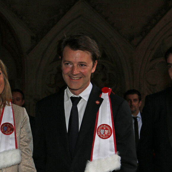 François Baroin intronisé, accompagné de sa compagne Michèle Laroque, dans la confrérie de la Jurade de Saint-Emilion lors de la Fête de la Fleur à Saint-Emilion, le 13 juin 2015 en marge de l'exposition Vinexpo 2015. 