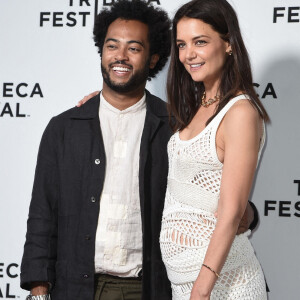 Katie Holmes et son compagnon Bobby Wooten III à la première de "Alone Together" lors du festival du film de Tribeca à New York, le 14 juin 2022.