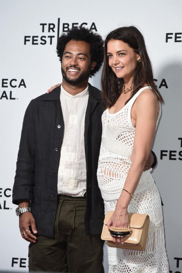 Katie Holmes et son compagnon Bobby Wooten III à la première de "Alone Together" lors du festival du film de Tribeca à New York, le 14 juin 2022.