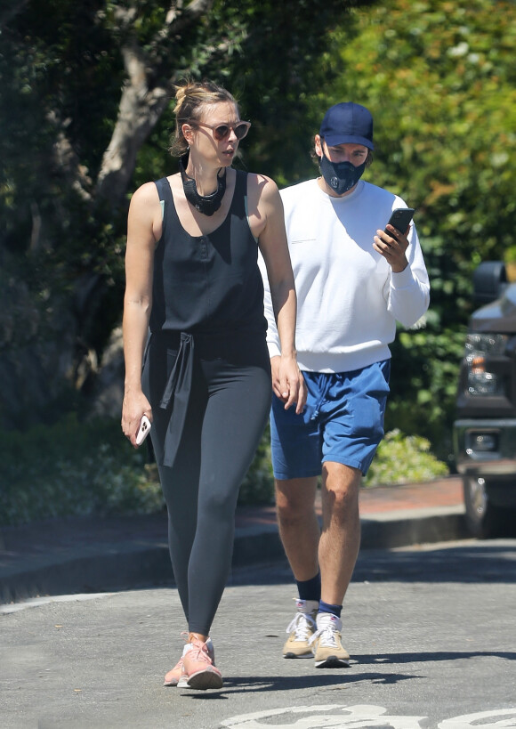 Exclusif - Maria Sharapova et son compagnon Alexander Gilkes s'intéressent au terrain vide à côté de la maison de Maria à Manhattan Beach, Los Angeles, Californie, Etats-Unis, le 16 mai 2020. 