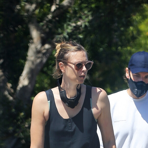 Exclusif - Maria Sharapova et son compagnon Alexander Gilkes s'intéressent au terrain vide à côté de la maison de Maria à Manhattan Beach, Los Angeles, Californie, Etats-Unis, le 16 mai 2020. 