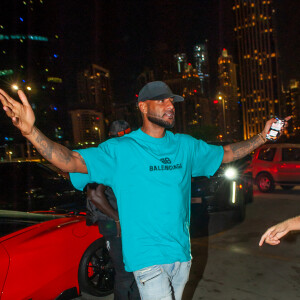 Exclusif - Booba arrive a la soirée " Come Chill with Booba " au bar Le Tube à Dubaï le 21 octobre 2021. © Nicolas Briquet / Bestimage 