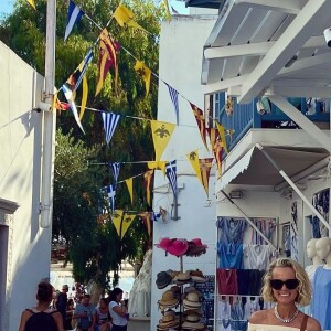 Laetitia Hallyday : sublime avec Joy, photos de vacances en Grèce