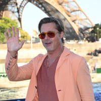 Brad Pitt à Paris : Sexy et blagueur, il étonne dans un costume rose saumon aux côtés de Joey King ultra-sexy