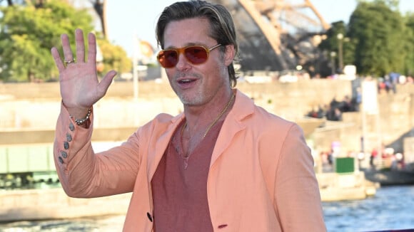 Brad Pitt à Paris : Sexy et blagueur, il étonne dans un costume rose saumon aux côtés de Joey King ultra-sexy