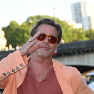 Brad Pitt et Joey King - Photocall du film "Bullet Train" sur le bateau-mouche "L'Excellence" au Port Debilly à Paris. Le 16 juillet 2022 © Coadic Guirec / Bestimage 