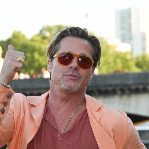 Brad Pitt et Joey King - Photocall du film "Bullet Train" sur le bateau-mouche "L'Excellence" au Port Debilly à Paris. Le 16 juillet 2022 © Coadic Guirec / Bestimage 