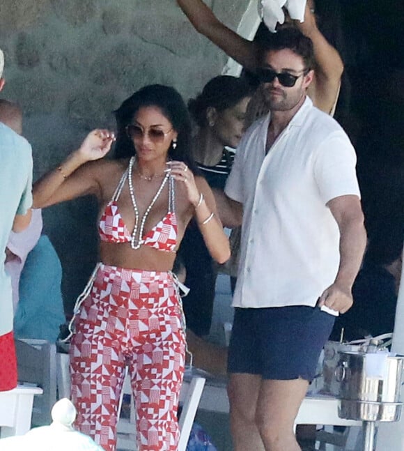 Nicole Scherzinger fête son 44 ème anniversaire avec son compagnon Thom Evans et quelques amis sur une plage à Mykonos, le 30 juin 2022. 