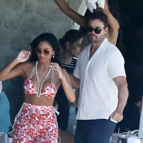 Nicole Scherzinger fête son 44 ème anniversaire avec son compagnon Thom Evans et quelques amis sur une plage à Mykonos, le 30 juin 2022. 