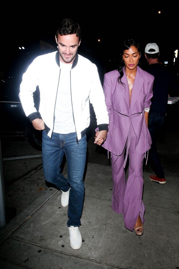 Nicole Scherzinger et son compagnon Thom Evans arrive au restaurant "Craig's" à Los Angeles, le 18 octobre 2021. 