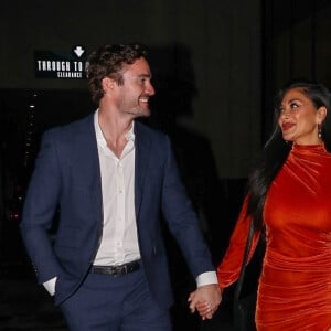 Thom Evans et sa compagne Nicole Scherzinger arrivent au restaurant "Tatel" à Los Angeles, le 15 janvier 2022. 