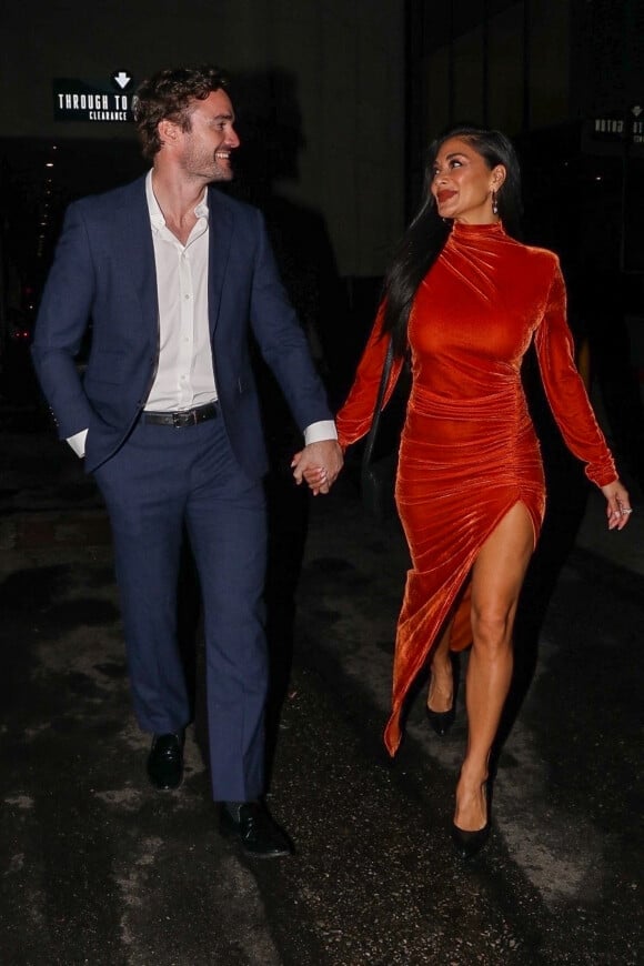 Thom Evans et sa compagne Nicole Scherzinger arrivent au restaurant "Tatel" à Los Angeles, le 15 janvier 2022. 