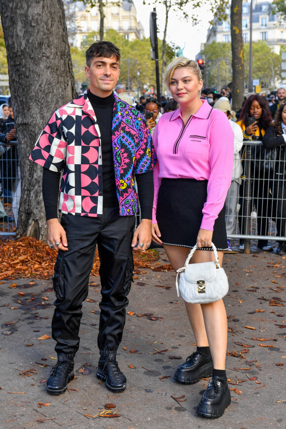Louane Emera et son compagnon Florian Rossi arrivent au défilé de mode Miu Miu lors de la Fashion Week printemps/été 2022 à Paris, France. © Veeren Ramsamy-Christophe Clovis/Bestimage