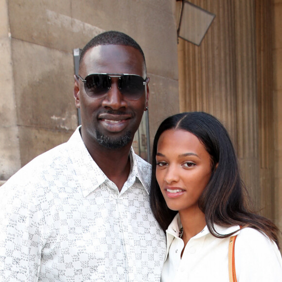 Omar Sy et sa fille Selly lors du défilé de mode Homme printemps-été 2023 Louis Vuitton dans la cour Carrée du Louvre à Paris, France, le 23 juin 2022. © Bertrand Rindoff/Bestimage 