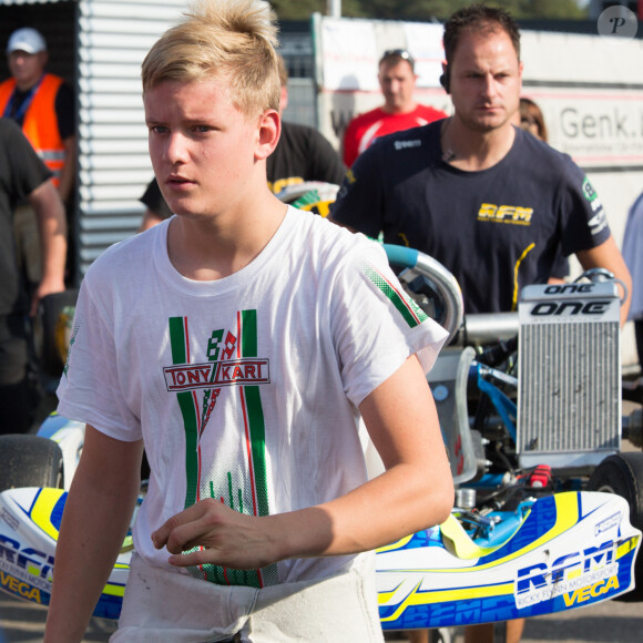 Mick Schumacher (15 ans), le fils du septuple champion du monde de Formule 1 Michael Schumacher, a terminé vice-champion d'Allemagne junior en karting, après avoir perdu la tête dimanche lors de l'ultime manche à Genk en Belgique du 3 au 5 octobre 2014.