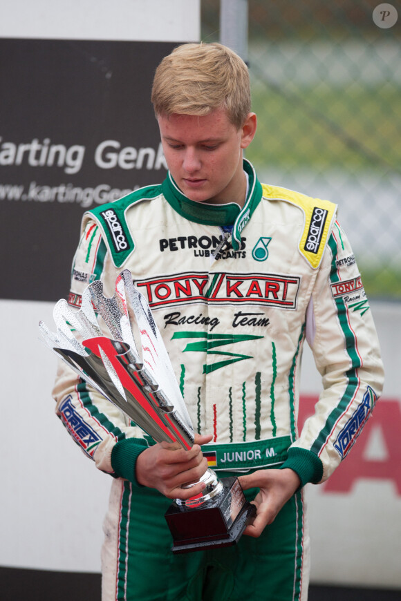 Mick Schumacher (15 ans), le fils du septuple champion du monde de Formule 1 Michael Schumacher, a terminé vice-champion d'Allemagne junior en karting, après avoir perdu la tête dimanche lors de l'ultime manche à Genk en Belgique du 3 au 5 octobre 2014.