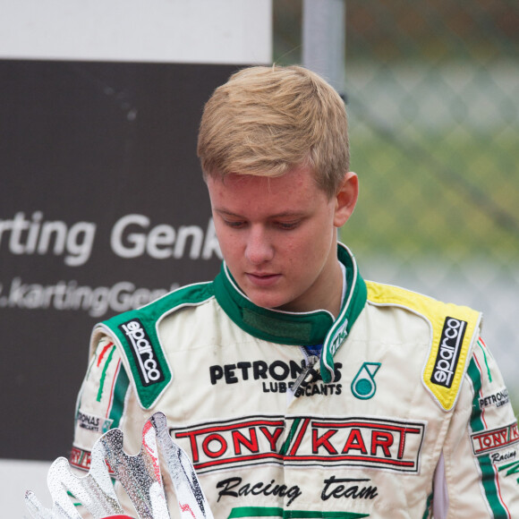 Mick Schumacher (15 ans), le fils du septuple champion du monde de Formule 1 Michael Schumacher, a terminé vice-champion d'Allemagne junior en karting, après avoir perdu la tête dimanche lors de l'ultime manche à Genk en Belgique du 3 au 5 octobre 2014.