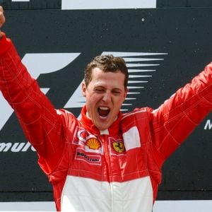 Michael Schumacher sur le podium du Grand Prix de Formule 1 de Nevers Magny-Cours en France. Le 21 juillet 2002 