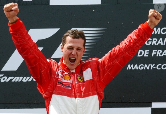 Michael Schumacher sur le podium du Grand Prix de Formule 1 de Nevers Magny-Cours en France. Le 21 juillet 2002 