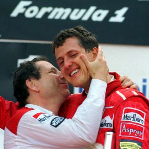 Jean Todt embrasse Michael Schumacher, qui vient de remporter le Grand Prix de Formule 1 de Belgique. Le 24 aout 1997 