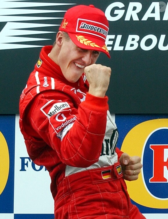 Michael Schumacher sur le podium du Grand Prix de Formule 1 d'Australie. Le 3 mars 2002 