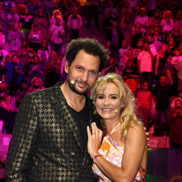 Eric Antoine et Elodie Gossuin durant l'enregistrement de l'émission de télévision "Le Plus Grand Karaoké de France" dans le théâtre antique d'Orange, diffusée le 29 juin sur M6. © Bruno Bebert / Bestimage 