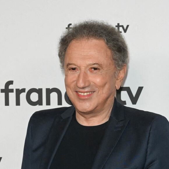 Michel Drucker au photocall pour la conférence de presse de rentrée de France TV à la Grande Halle de la Villette à Paris, France, le 6 juillet 2022. © Coadic Guirec/Bestimage 