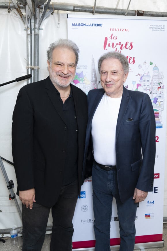 Exclusif - Raphaël Mezrahi et Michel Drucker - Festival des Livres et des Artistes organisé par l'association "Lecture pour Tous" engagée dans la lutte contre l'illettrisme au Mail Branly à Paris le 3 juillet 2022. © Pierre Perusseau / Jack Tribeca / Bestimage 