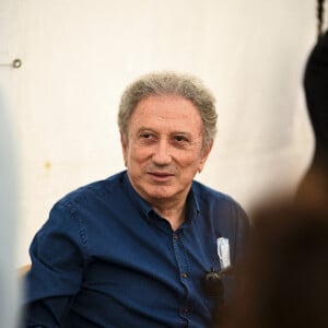 Exclusif - Michel Drucker - Festival des Livres et des Artistes organisé par l'association "Lecture pour Tous" engagée dans la lutte contre l'illettrisme au Mail Branly à Paris le 2 juillet 2022. © Pierre Perusseau / Jack Tribeca / Bestimage