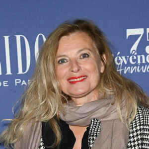 Valérie Trierweiler - People au concert de Nicoletta, à l'occasion de ses 50 ans de carrière, au Lido à Paris. C'est la première fois depuis 20 ans que le Lido accueille un concert. La chanteuse remontera sur cette scène le 7 novembre. Le 4 novembre 2021 © Coadic Guirec / Bestimage