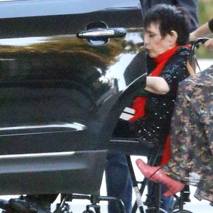 Exclusif - Liza Minnelli en fauteuil roulant à la sortie d'un dîner entre amis à Los Angeles. Le 9 juillet 2022 